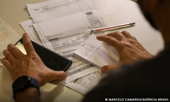 Salário mínimo de R$ 1.621 começa a ser pago nesta segunda