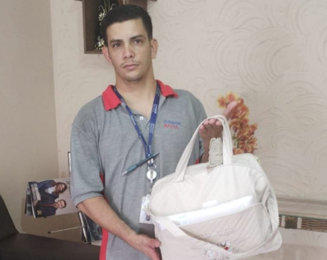 Sindicato de Votuporanga entrega kit bebê para  papai comerciário