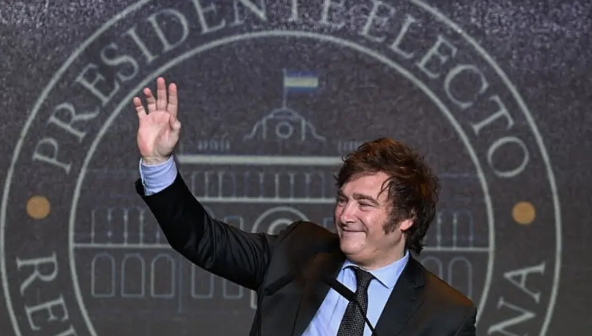 Tensão aumenta e argentinos marcam greve contra a reforma trabalhista de Milei