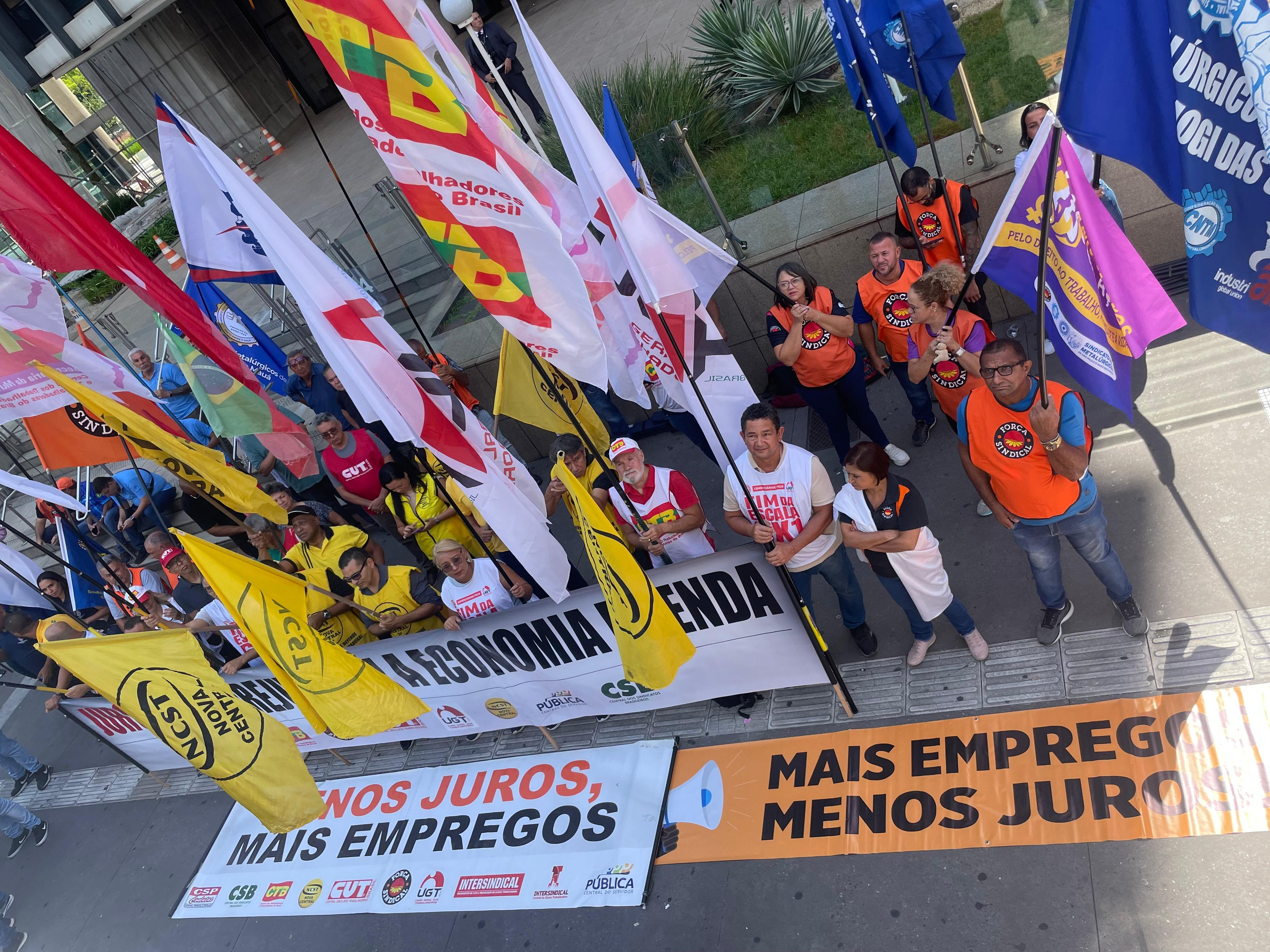 Centrais sindicais realizam ato contra taxa Selic no Banco Central