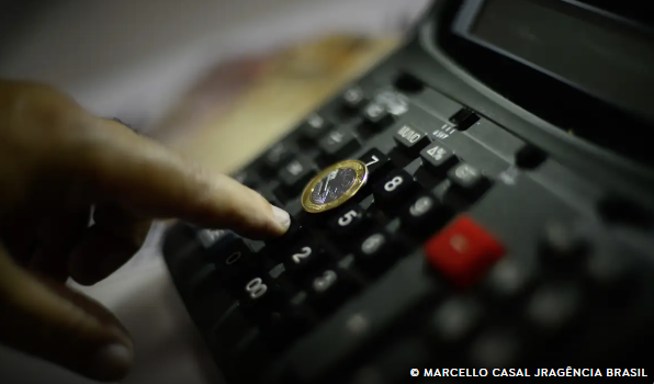 Inflação oficial recua para 3,81%, com variação de 0,7% em fevereiro