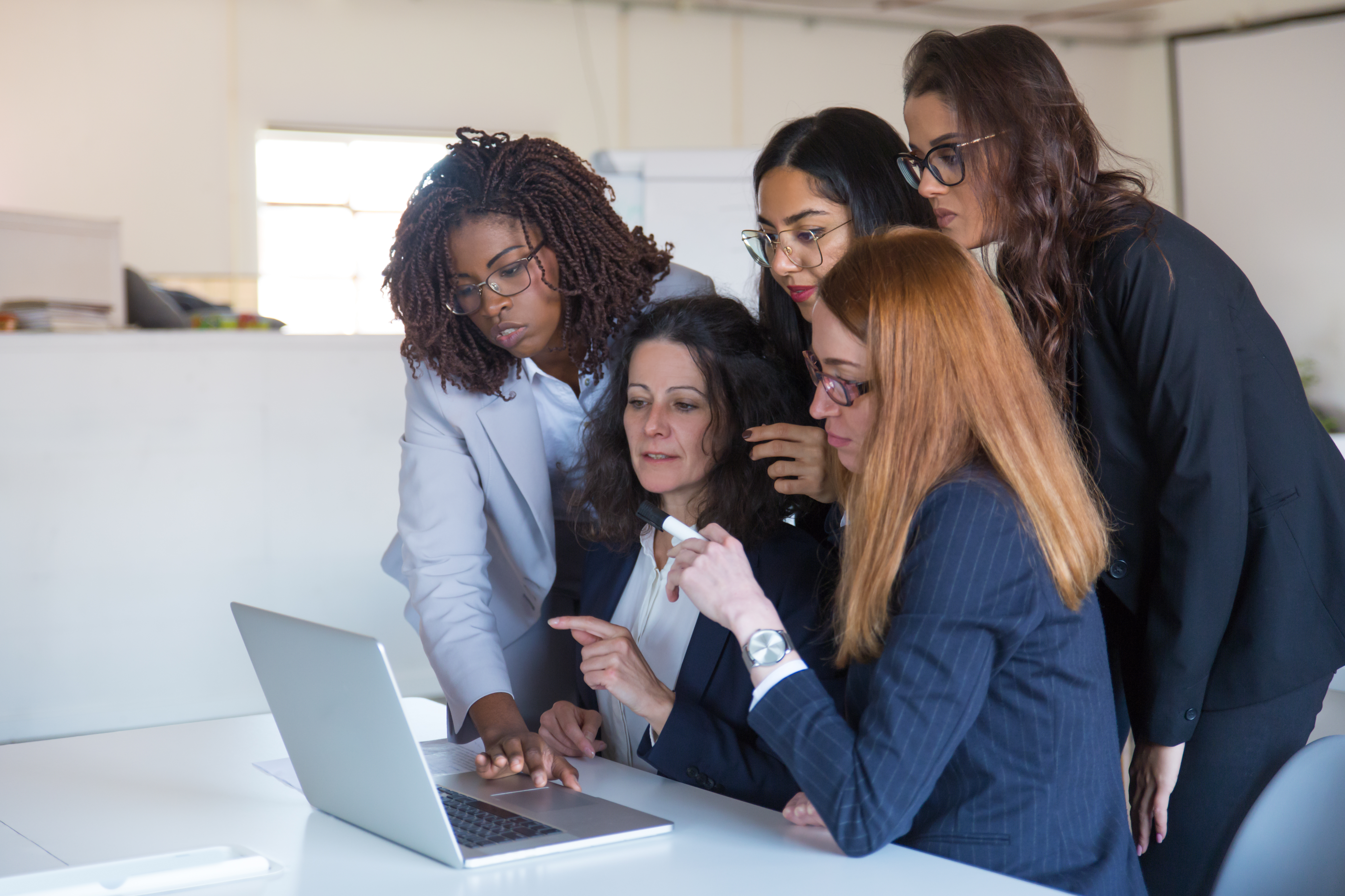Emprego feminino aumenta 11%, mas desigualdade salarial persiste