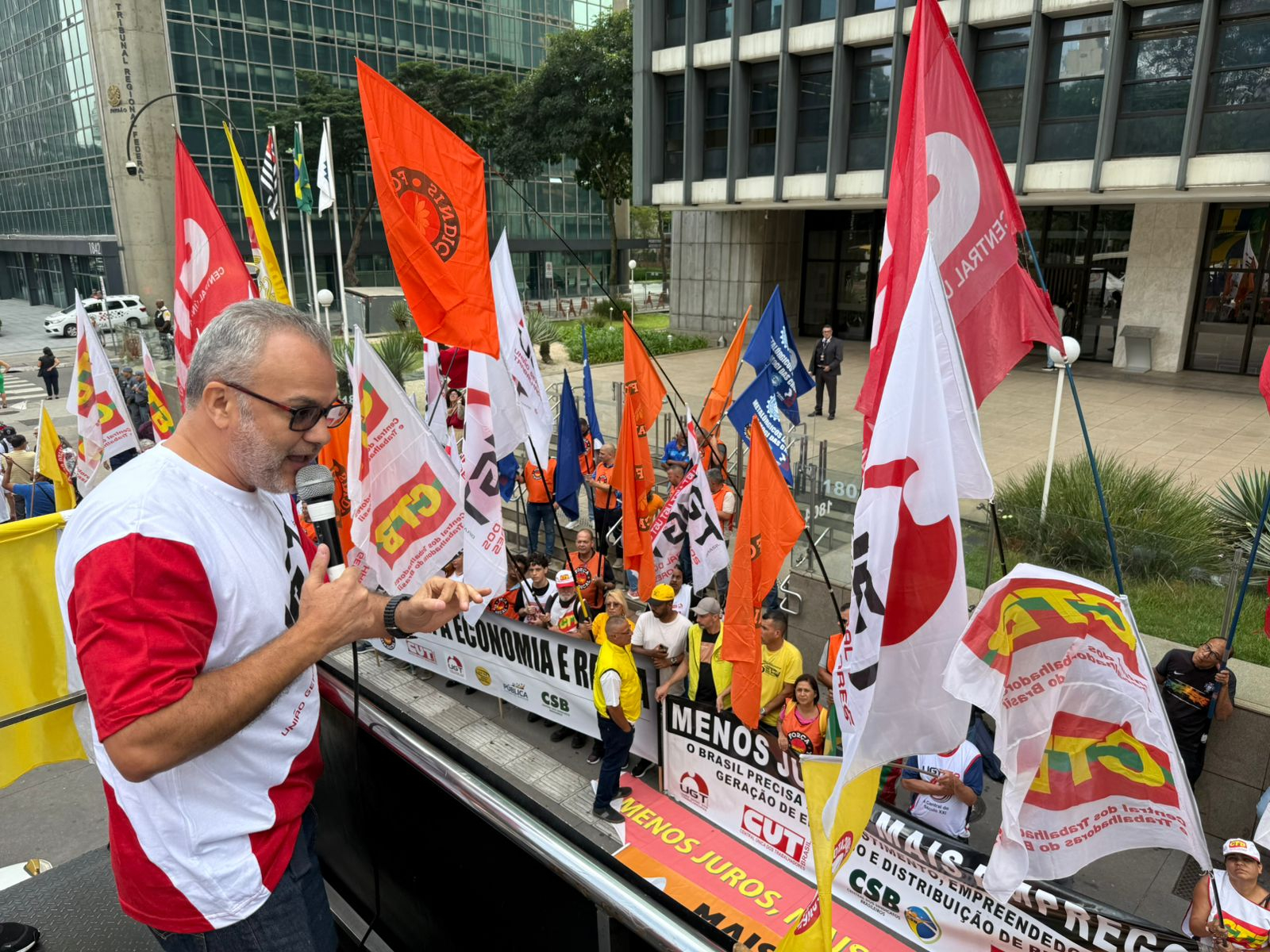 UGT e centrais sindicais intensificam mobilização na Avenida Paulista por redução dos juros