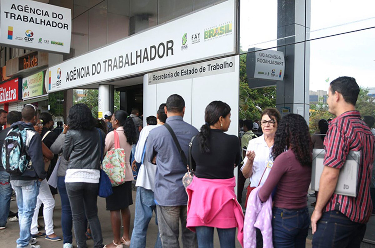 Desemprego em queda e renda sobe no Brasil