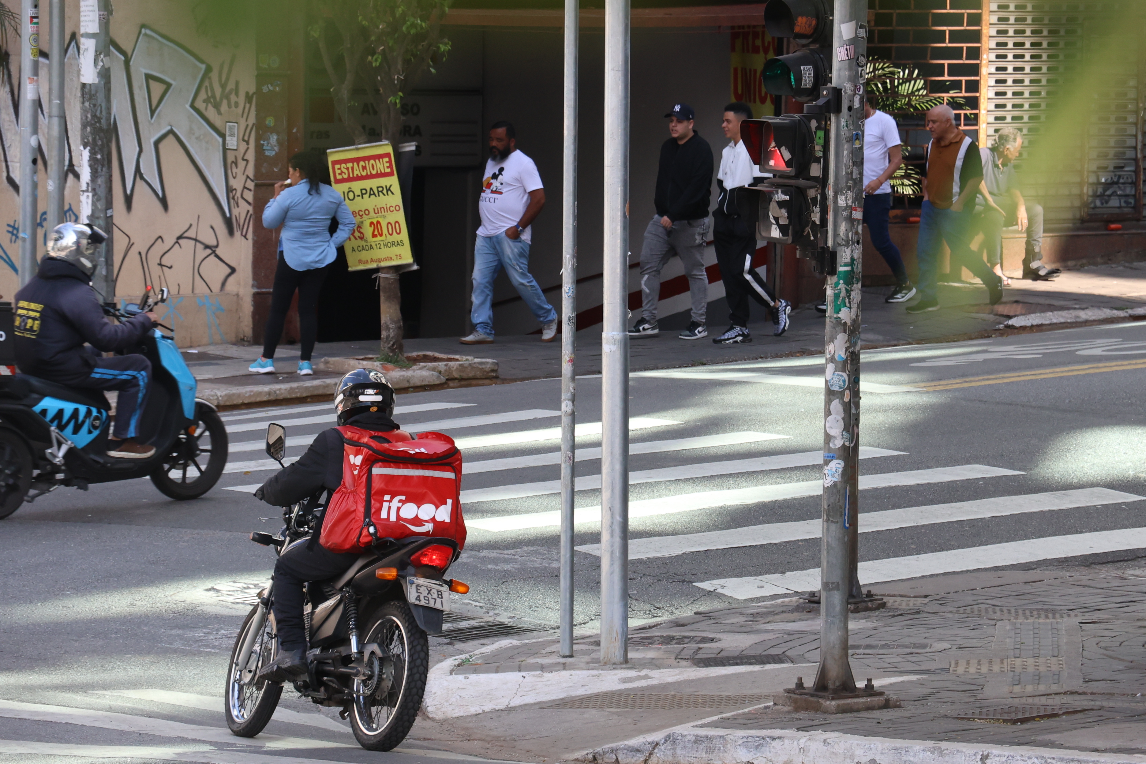 Entre a Vida e a Entrega: A rotina frenética, precarizada e mortal do delivery no Brasil