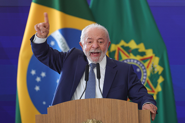 Lula assina decretos com novas regras para redes sociais e prevê fiscalização de big techs por agência