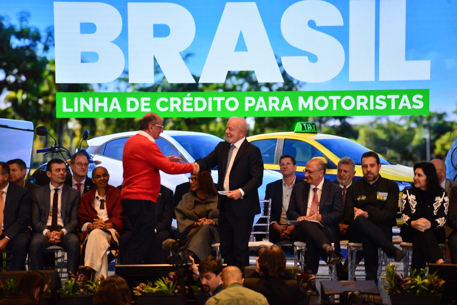Lula lança programa Move Brasil com crédito facilitado para motoristas de aplicativo, entregadores e taxistas