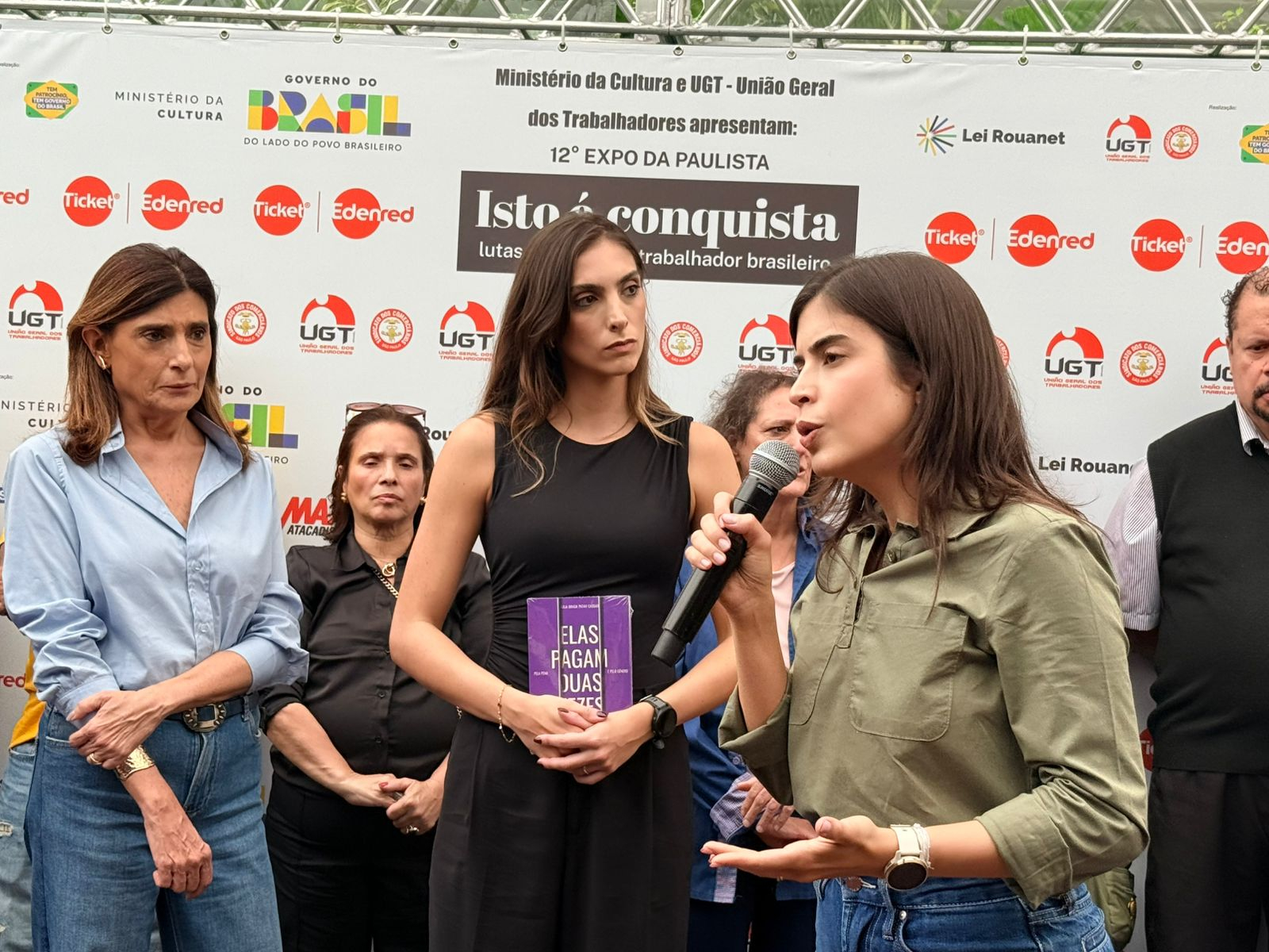 Venda de livro sobre desigualdade no sistema penal feminino fez parte evento da UGT na Avenida Paulista nesta sexta-feira