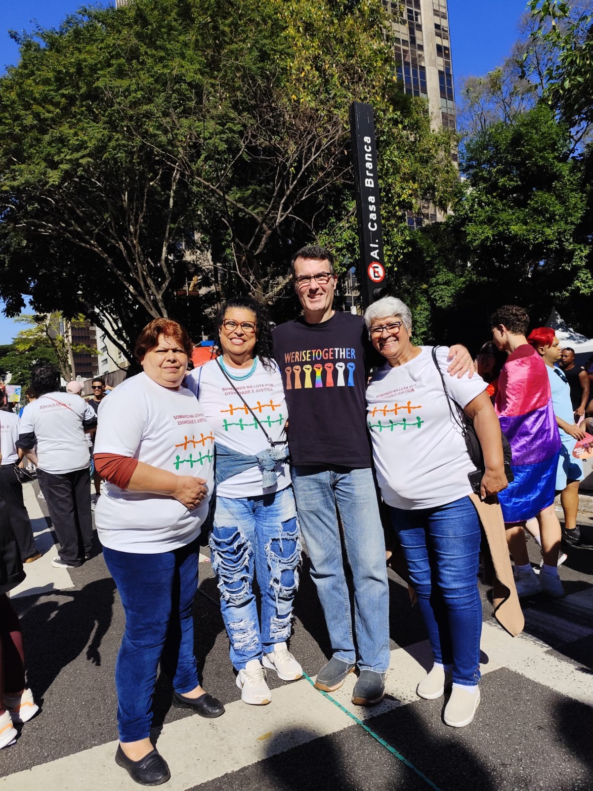 Comerciários de São Paulo participam da Parada do Orgulho e defendem direitos da população LGBTQIAPN+ e o fim da escala 6x1