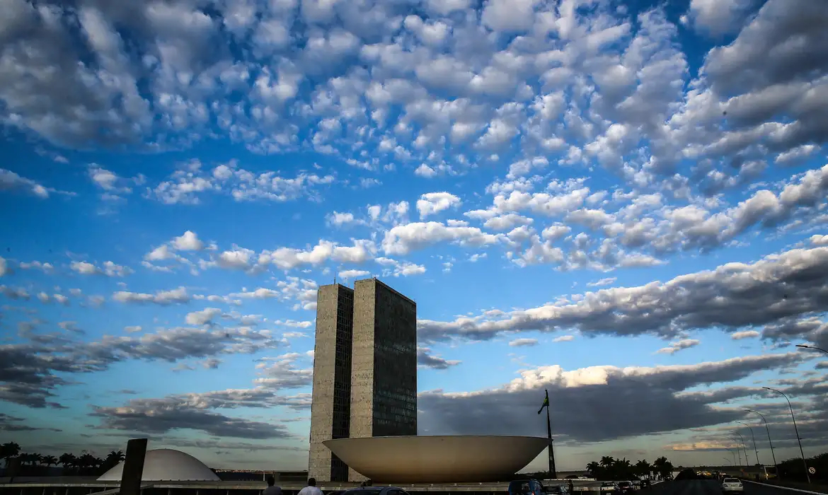 Congresso terá semana de debates sobre direitos sociais e combate à intolerância; pressão pelo fim da 6×1 chega aos senadores