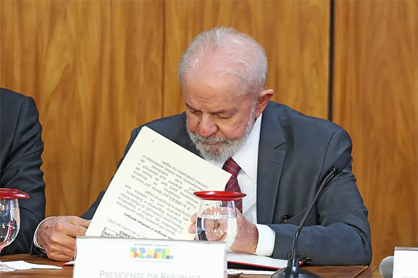 Lula quer lançar linha de crédito para compra de motos e mira entregadores