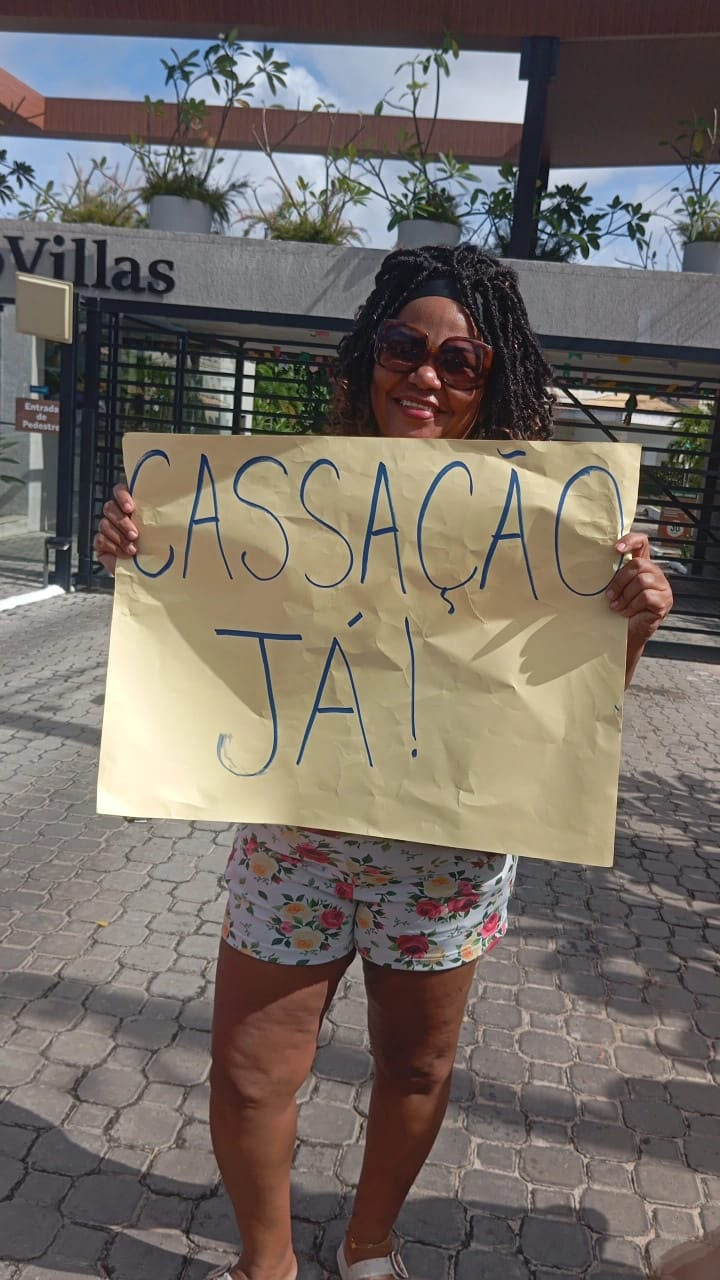 Mulheres vão às ruas em Lauro de Freitas (BA) e cobram posicionamento da prefeita sobre caso de violência contra a mulher