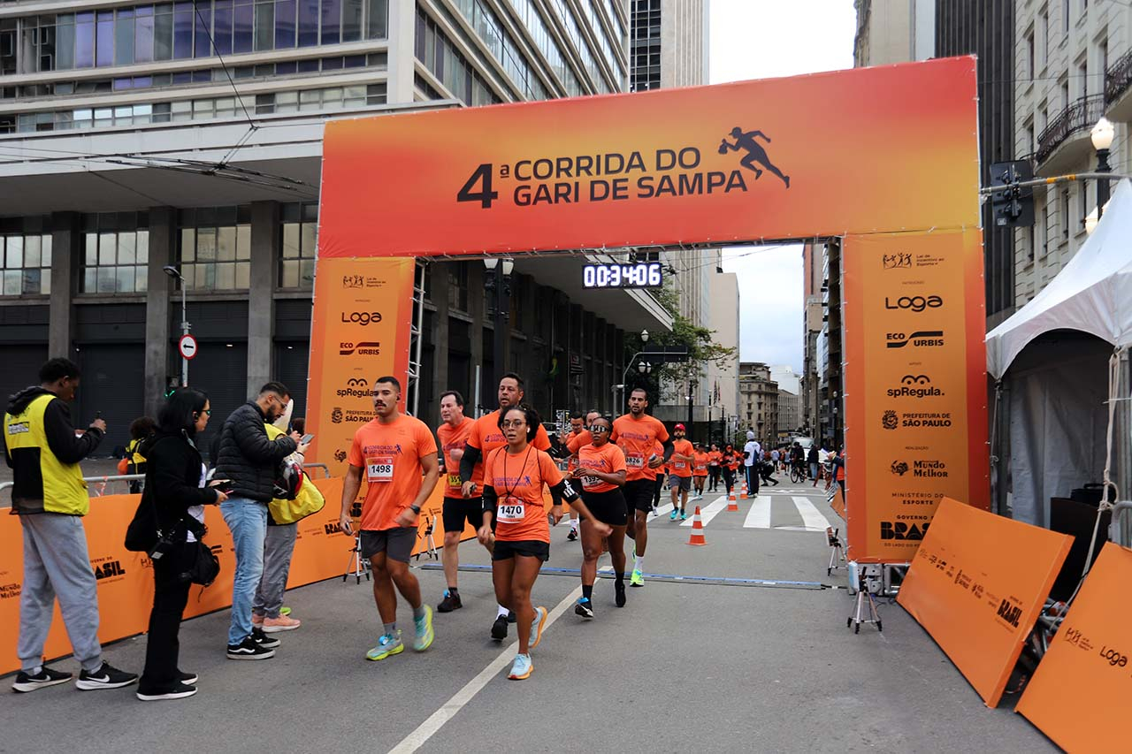 Profissionais de limpeza urbana dominam pódios da 4ª Corrida do Gari de Sampa no Centro Histórico de São Paulo