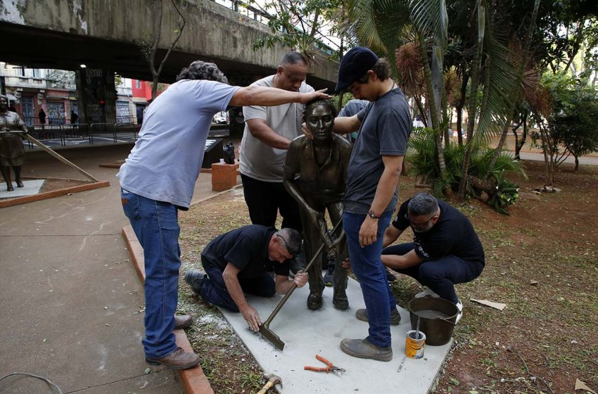 Monumentos em homenagem aos trabalhadores da Limpeza retornam à Praça Marechal Deodoro neste sábado