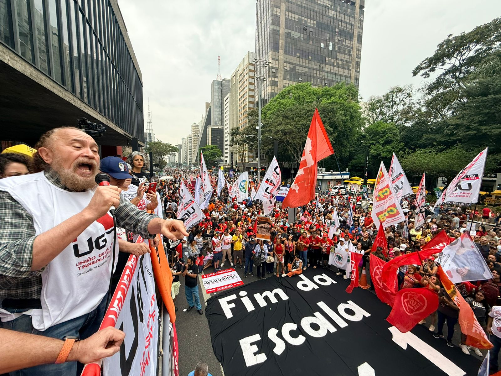 Manifestação na Avenida Paulista cobra fim da escala 6x1 e mobiliza trabalhadores rumo à votação no Senado