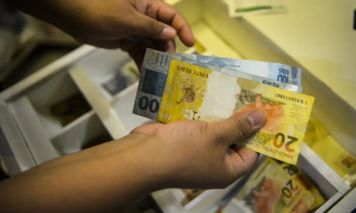 Salário mínimo deverá subir para R$ 1.741 em 2027