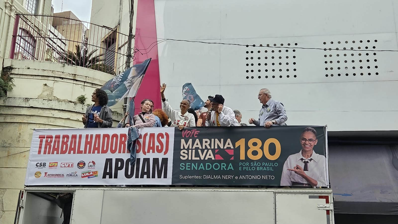 Trabalhadores participam de caminhada com Marina Silva na região da 25 de Março