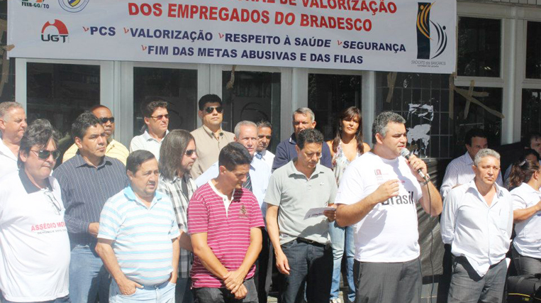 Ato Público paralisa Agência Bradesco  na Praça do Bandeirante