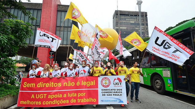 Ato em frente ao McDonalds marca campanha #SemDireitosNãoéLegal