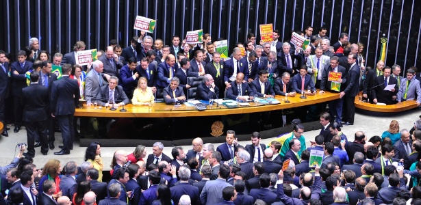Câmara diz sim ao impeachment de Dilma; pedido vai agora ao Senado