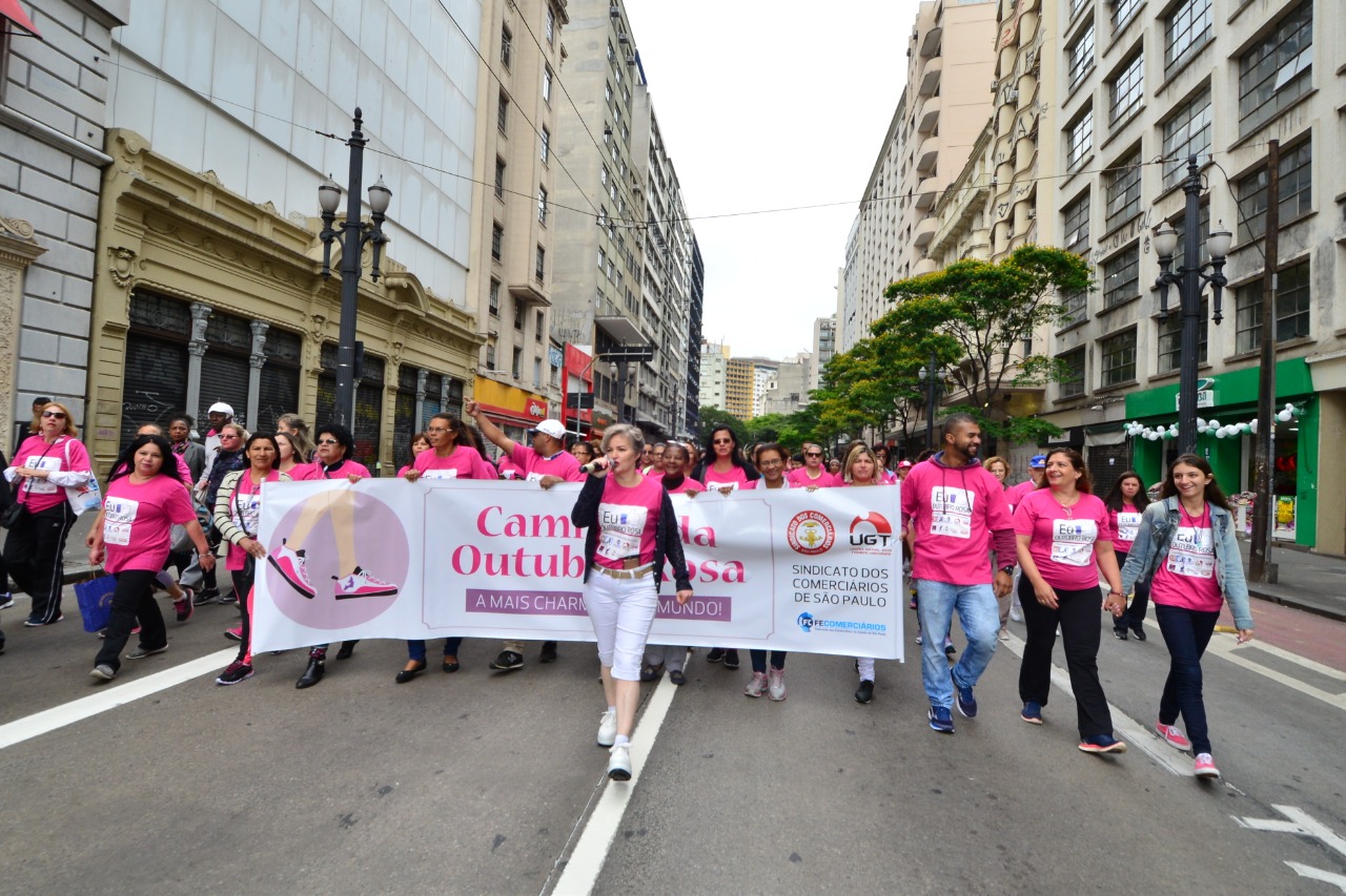 Caminhada do Outubro Rosa 2018 reúne centenas de pessoas nas ruas da capital paulista