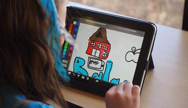 Celular ganha cada vez mais espaço nas escolas, mostra pesquisa