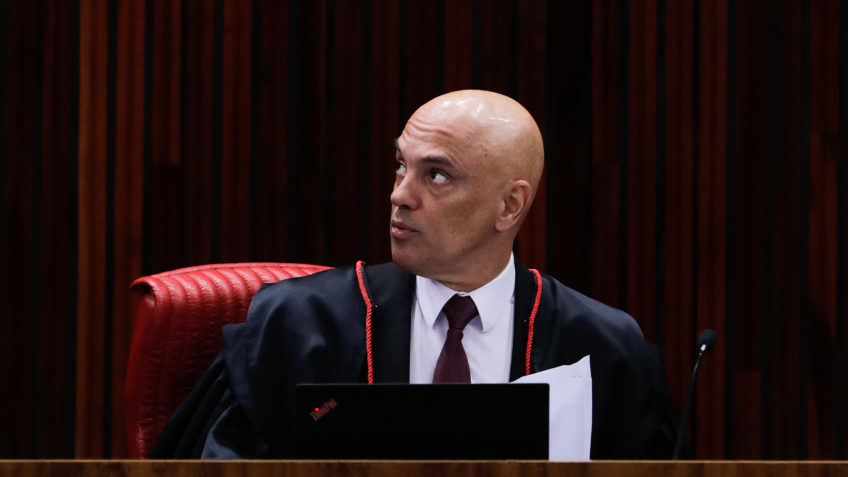 Centrais sindicais pedem a Moraes fechamento de clubes de tiro