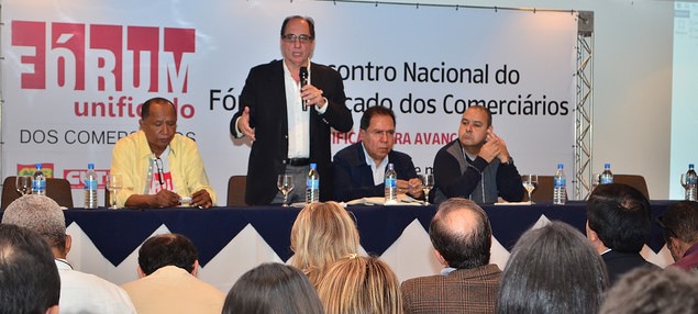 Comerciário trabalha mais e ganha menos que demais trabalhadores