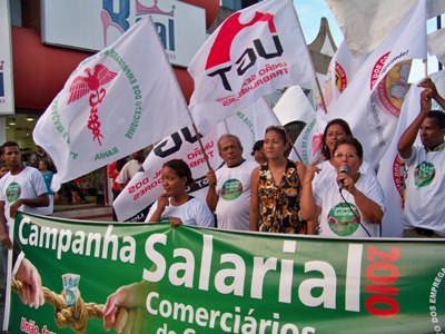 Comerciários de Camaçari fazem passeata