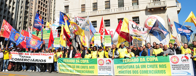 Comerciários de São Paulo protestam contra Lei da Copa que exclui a categoria do feriado