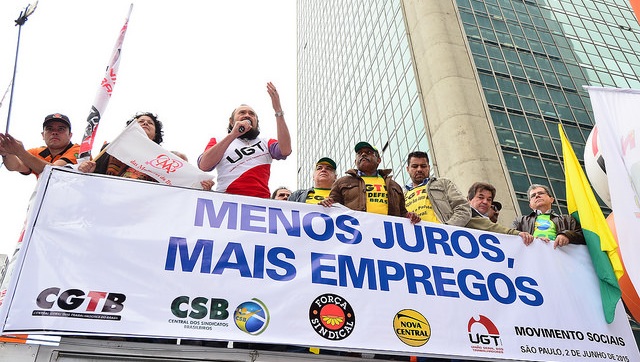 Contra o aumento da taxa Selic UGT, centrais sindicais e estudantes realizam ato em frente ao Banco Central