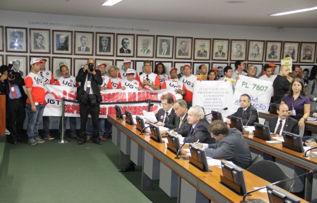 Deputado do PSL adia votação de projeto #que regulamenta a  profissão do Comerciário
