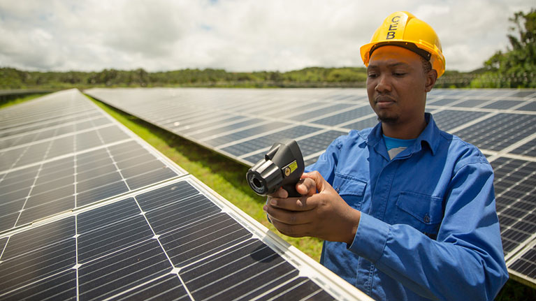 Empregos no setor de energias renováveis atingem 12,7 milhões no mundo