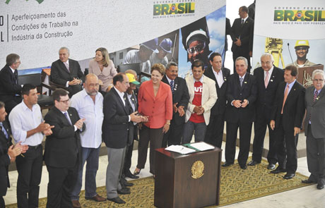 Empreiteiras e governo celebram  Compromisso  para# Aperfeiçoar as Condições de Trabalho na Indústria da Construção