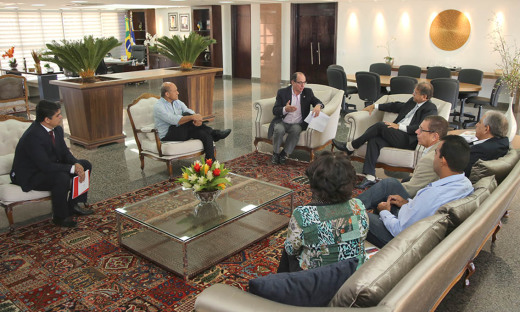 Governador do Tocantins recebe dirigentes da UGT e discute projeto para indígenas da Ilha do Bananal