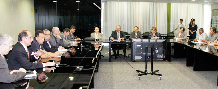 Ministro não apresenta proposta para fim da greve dos Eletricitários