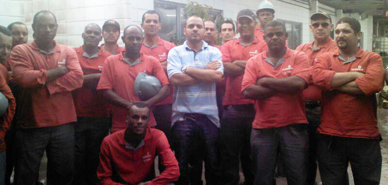 Motoristas e Ajudantes da Engemix cruzam os braços
