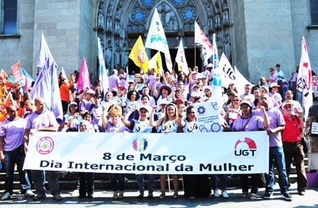 Mulheres agitam o centro de SP em defesa dos seus direitos
