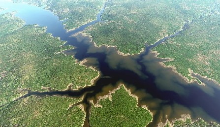 Navios-tanque traficam água de rios da Amazônia