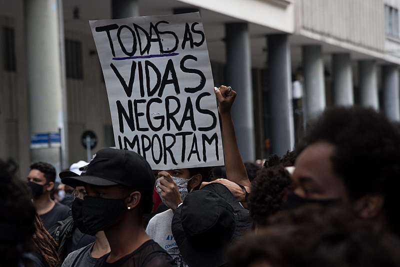 Negros são vítimas de acidentes e óbitos associados ao trabalho mais precocemente, diz estudo
