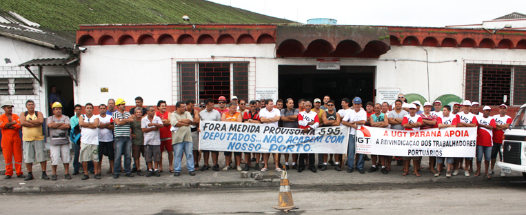Portuários do Paraná paralisam Porto de Paranaguá