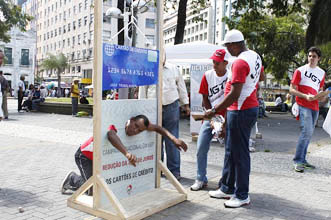 Protesto contra juros dos cartões de crédito# tem até guilhotina, no Centro do Recife