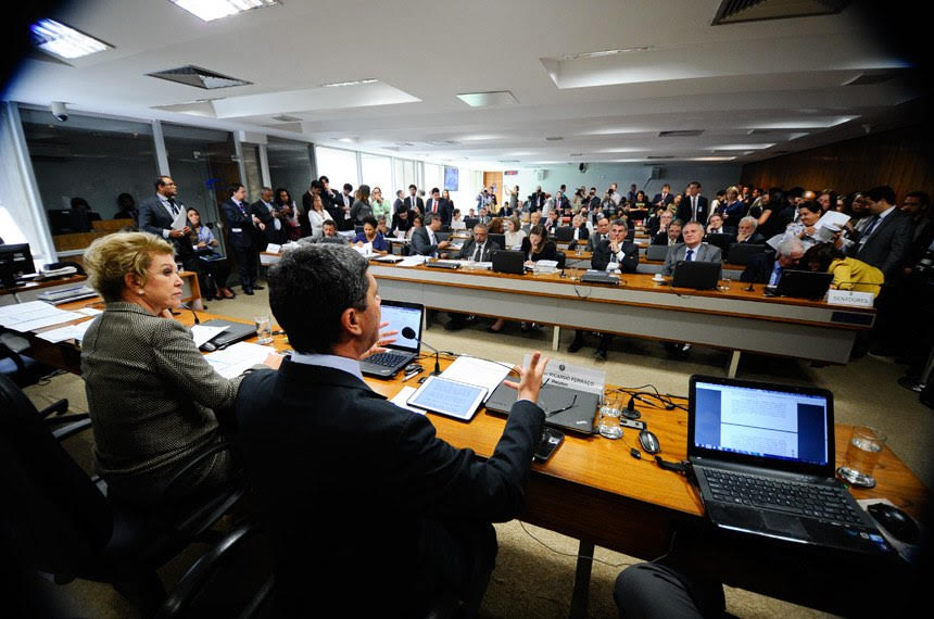 Relatório que atenta contra os direitos trabalhistas é rejeitado no CAS