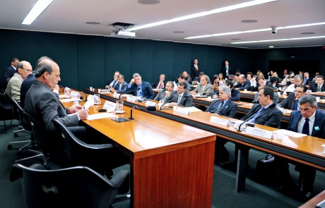 Roberto Santiago defende na Câmara melhorias na aviação civil