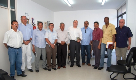 Senador recebe livro sobre 100 anos de Sindicalismo