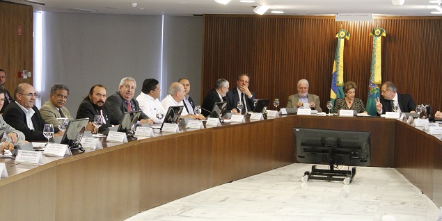 Sindicalistas e empresários entregam proposta a Dilma para retomar crescimento econômico