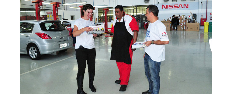 Sindicalistas fazem panfletagem denunciando atos da Nissan nos EUA