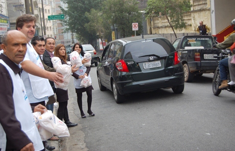 Sindicato distribui pães no dia do padeiro