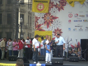 Sindicato dos Comerciários homenageia as mulheres com banho de cidadania.