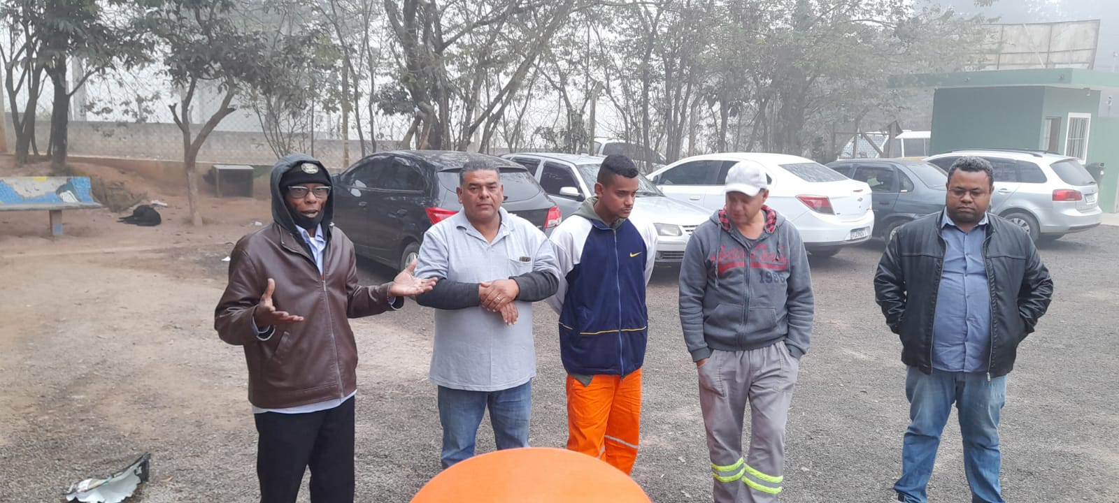Trabalhadores da Cotia Ambiental e Embu Ecológica fazem paralisação
